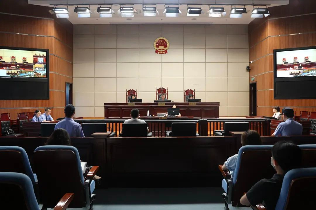 偽造環(huán)境報(bào)告批復(fù)，獲有期徒刑六個(gè)月十五日